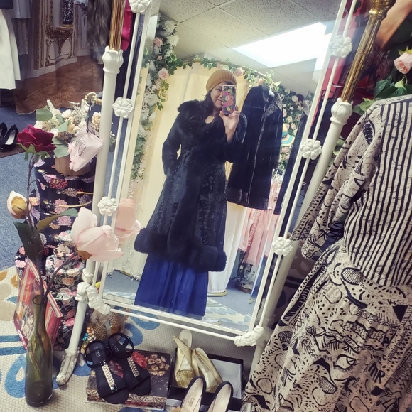 1960s Borella Made In England Styled by Sportowne Crushed Velvet Faux Fur Coat - Picture 4 of 8